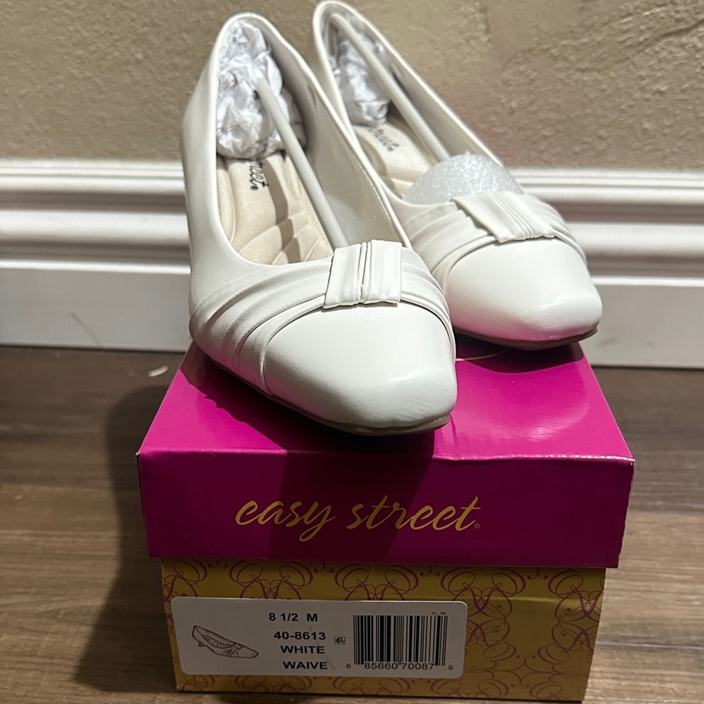 Easy Street Women's White Heels